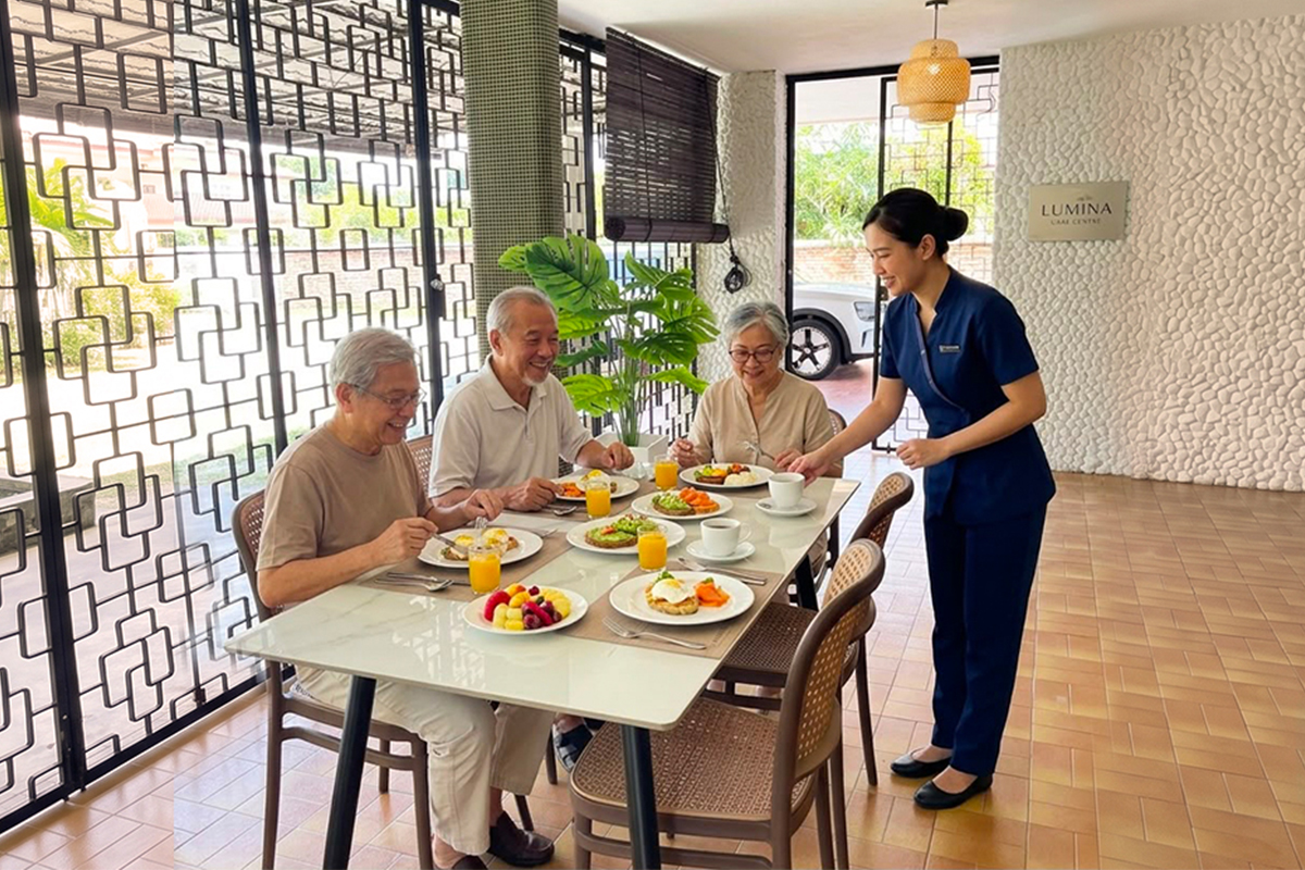 Residents sharing lunch in the dining room at Lumina Care